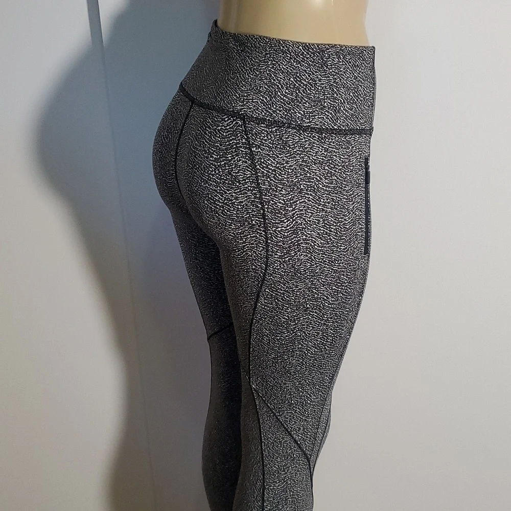Lululemon Run It Out Tight Power Luxtreme Ripple Jacquard Black White Size 8
